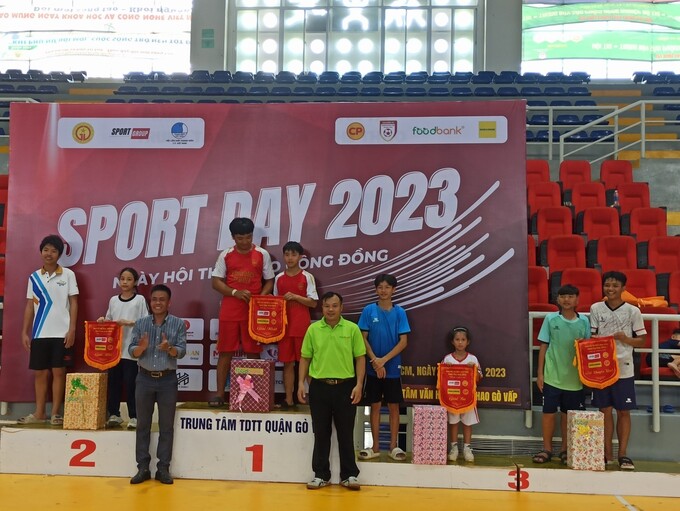 Ban Tổ chức trao giải cho các mái ấm tham gia “Ngày hội thể thao cộng đồng - Sport Day 2023”