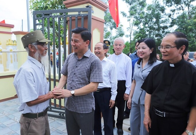 Lãnh đạo tỉnh Thanh Hóa chúc mừng đồng bào sinh sống trên sông được ở trong ngôi nhà mới.