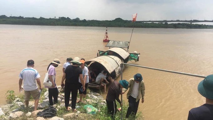 Lực lượng chức năng nỗ lực tìm kiếm thi thể 2 cháu bé mất tích trên sông Đuống. Ảnh: Người dân cung cấp (Báo Lao động)