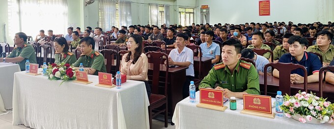 Các đại biểu, học viên tham gia khai giảng lớp tập huấn