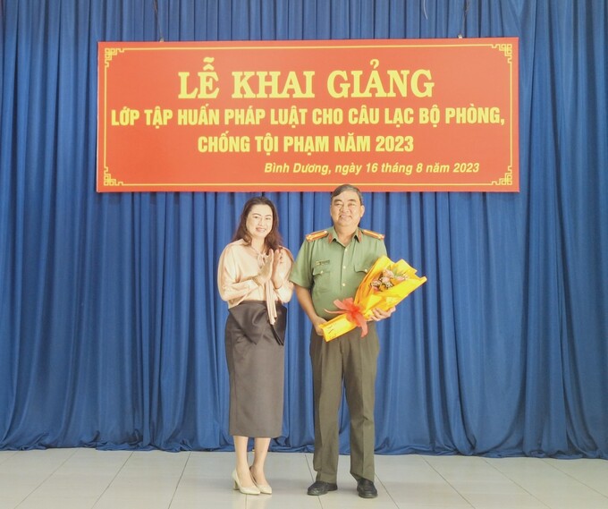 Bà Trần Ngọc Hiền, Phó Chủ tịch Liên đoàn võ thuật Vovinam Bình Dương trao hoa chúc mừng lớp tập huấn