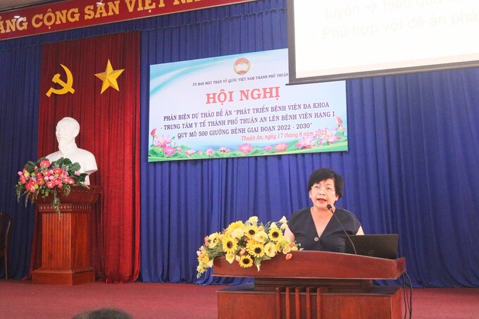 Bà Huỳnh Thị Nguyệt Phương, Giám đốc Trung tâm Y tế trình bày đề án trong hội nghị