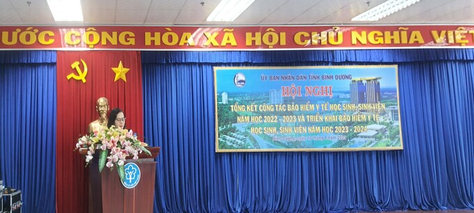 Bà Phạm Thị Hương Tuyền - Phó Giám đốc BHXH báo cáo kết quả thực hiện BHYT HSSV năn học 2022 - 2023
