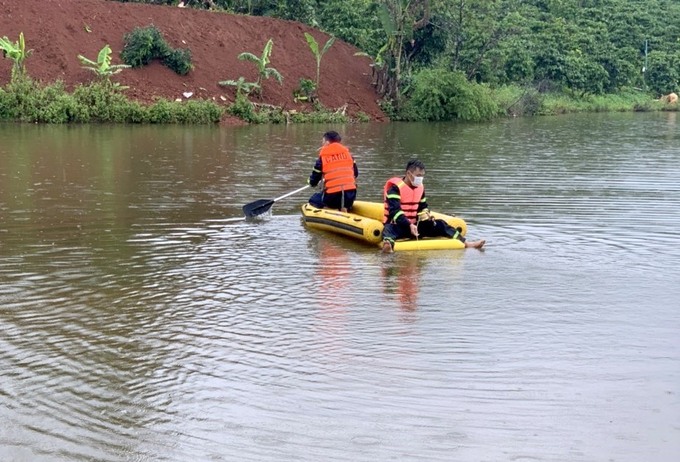 Lực lượng chức năng tìm kiếm nạn nhân một vụ đuối nước khác ở trên địa bàn tỉnh Đắk Nông. Ảnh: Báo Lao động