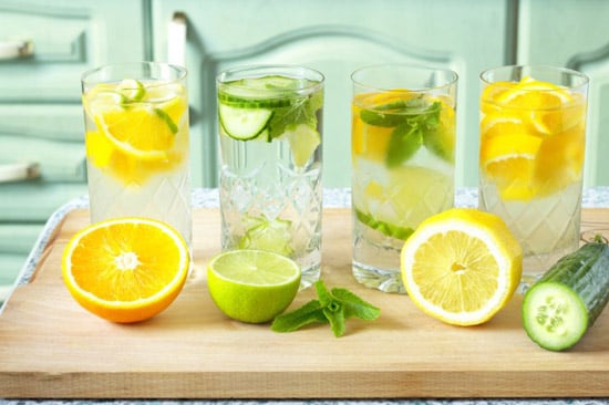 Nước chanh là một trong những thức uống giữ nước và làm mát cơ thể rất hữu hiệu trong mùa nóng. Ảnh: NDTV