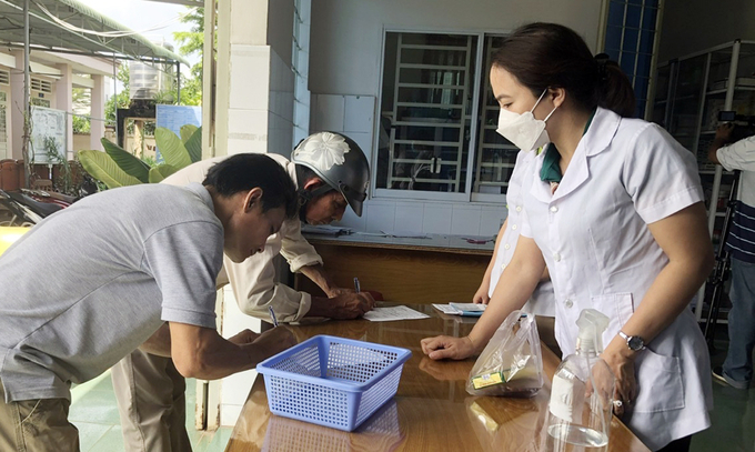 Người dân đăng ký nhận thuốc ở Trạm y tế xã Xuân Định (ảnh CDC Đồng Nai)