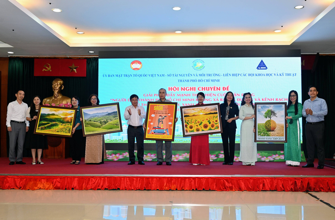 Chủ tịch Ủy ban MTTQ Việt Nam Thành phố Trần Kim Yến trao tặng bức tranh kháng khuẩn, khử mùi thanh lọc không khí thân thiện môi trường do Công ty Cổ phần Tập đoàn Mai Hoa tài trợ