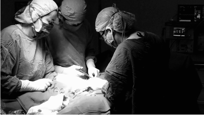 Các y, bác sỹ đang thực hiện phẫu thuật bóc khối u xơ, bảo toàn tử cung cho người bệnh. Ảnh: Sở Y tế Phú Thọ