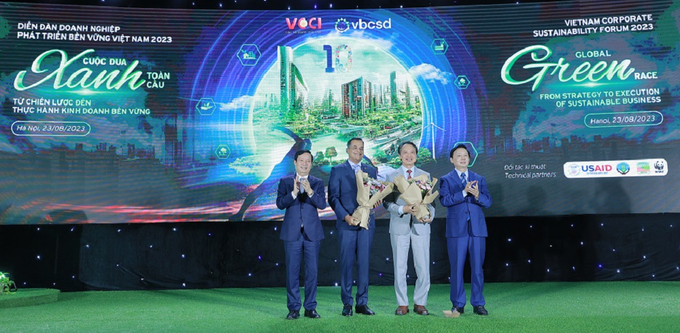 Phó Thủ tướng Trần Hồng Hà (ngoài cùng bên phải) trao tặng hoa cho Chủ tịch VBCSD Nguyễn Quang Vinh (thứ 2 bên phải) và đồng Chủ tịch VBCSD Binu Jacob (thứ 3 bên phải)