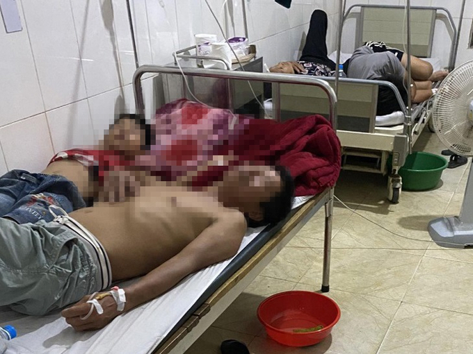 Các bệnh nhân đang được chữa trị tại Trung tâm Y tế huyện Hương Sơn. Ảnh: Báo Hà Tĩnh