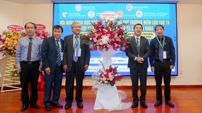 GS.TS Trần Văn Thuấn, Thứ trưởng Bộ Y tế (thứ hai bên phải qua) tặng hoa chúc mừng hội nghị