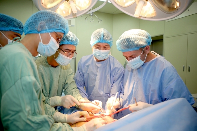 Ekip các bác sĩ phẫu thuật tạo hình vú sau ung thư tại BVTW Huế 