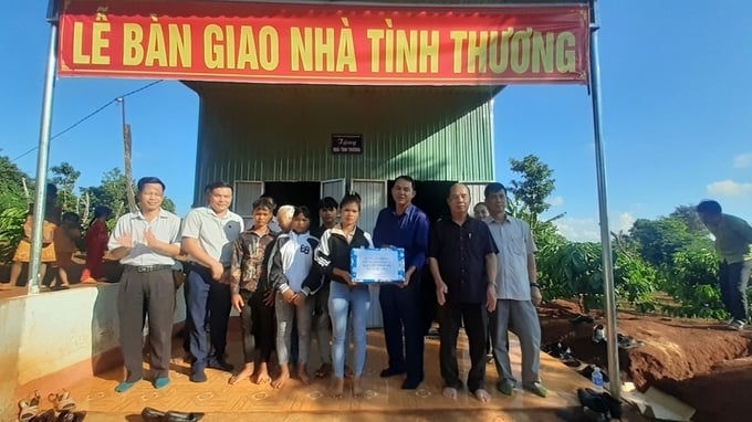 Lãnh đạo huyện Chư Sê và xã Ia Blang cùng đại diện doanh nghiệp bàn giao nhà cho gia đình em Rah Lan Sang. Ảnh: Hoàng Viên