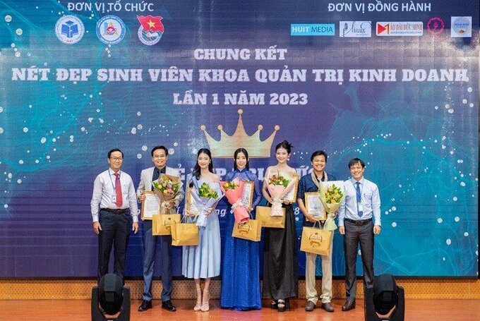 TS. Nguyễn Văn Ít - Phó trưởng Khoa Quản trị kinh doanh, Trường Đại học Công Thương TP. Hồ Chí Minh (người đầu tiên bên trái) tặng hoa cho Ban giám khảo cuộc thi