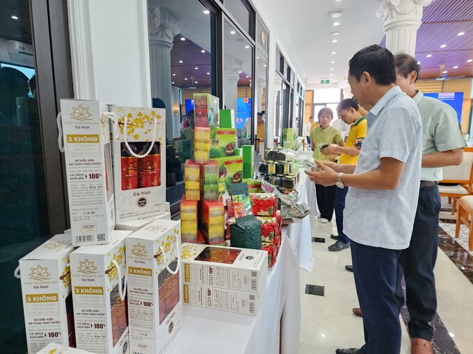 Đại biểu tham quan gian hàng các sản phẩm nông nghiệp được sản xuất tại Thanh Hóa.