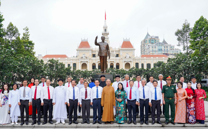 Đoàn đại biểu Thành phố đến dâng hoa tưởng niệm Bác tại Công viên Tượng đài Chủ tịch Hồ Chí Minh