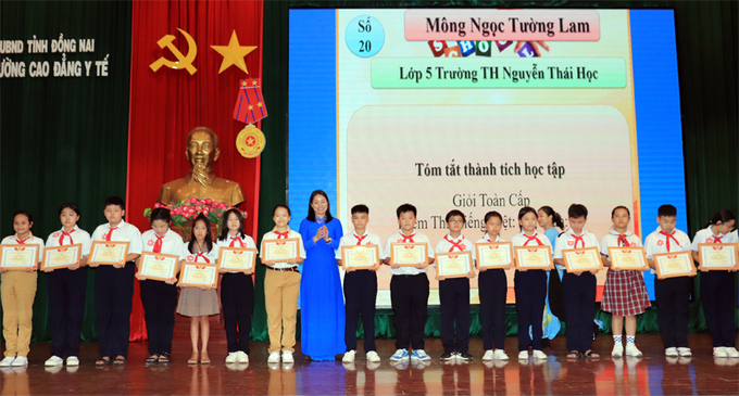 Đồng chí Bùi Thị Nhàn - Phó chủ tịch Liên đoàn Lao động tỉnh Đồng Nai trao giấy khen cho các em có thành tích học giỏi sống tốt