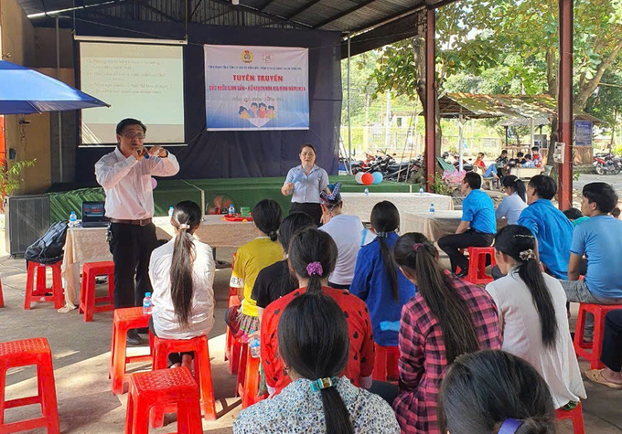 ThS.BS Nguyễn Đức Toản - Trưởng Liên khoa Ngoại - Sản, Bệnh viện Cao Su Đồng Nai tuyên truyền cho công nhân