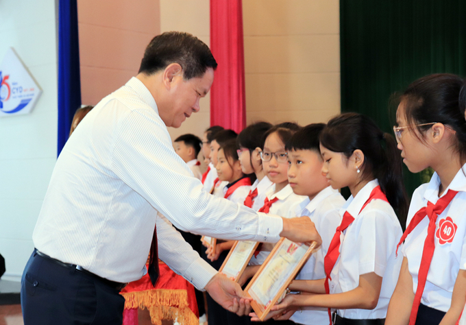 BS.CKII Nguyễn Văn Bình - Phó giám đốc Sở Y tế trao giấy khen cho các em có thành tích học giỏi sống tốt