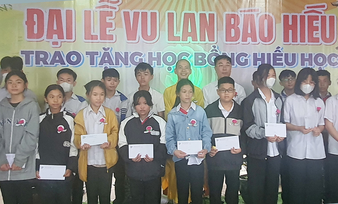 Trao học bổng cho học sinh có hoàn cảnh đặc biệt khó khăn trên địa bàn xã Gia Ninh và An Ninh