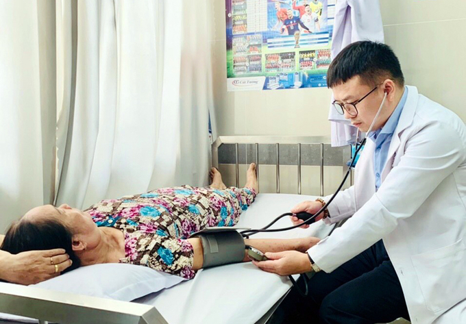 BS.CKI Nguyễn Đức Chúc, Bệnh viện Y dược cổ truyền Đồng Nai đang thăm khám cho một bệnh nhân trầm cảm