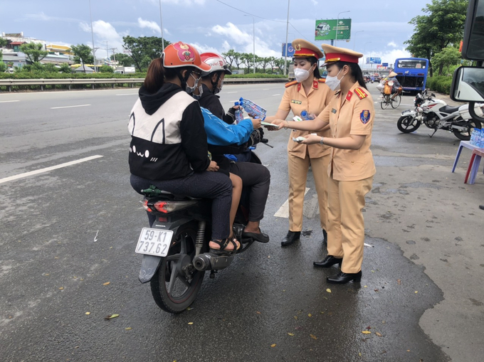 Đội CSGT An Lạc tặng nước suối, khăn lạnh cho người dân về quê nghỉ lễ