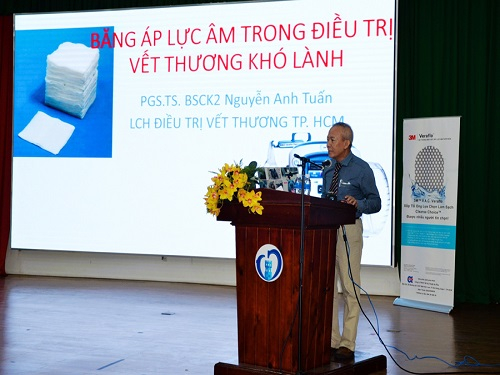 PGS.TS. BS CKII Nguyễn Anh Tuấn – Chủ tịch Liên chi hội Điều trị vết thương TP.HCM thuyết giảng tại hội thảo