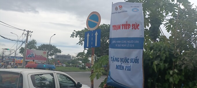 Trạm tiếp sức đồng hành cùng người dân tại ngã tư Nguyễn Văn Linh - quốc lộ 50