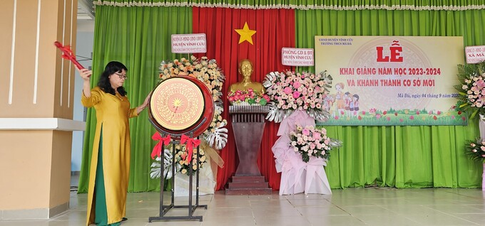 Bà Nguyễn Thị Thanh Tuyền, Hiệu trưởng trường Mã Đà đọc diễn văn khai mạc và đánh trống khai trường