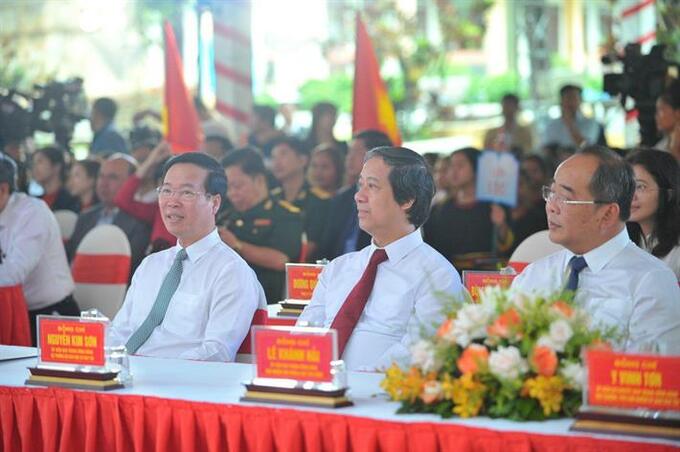 Chủ tịch nước Võ Văn Thưởng, Bộ trưởng Bộ GDĐT Nguyễn Kim Sơn, cùng các đại biểu dự lễ khai giảng tại Trường Phổ thông dân tộc nội trú tỉnh Gia Lai