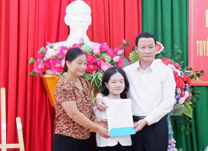Chủ tịch UBND tỉnh Thanh Hóa Đỗ Minh Tuấn trao quyết định tuyển dụng viên chức cho cô giáo Lê Thị Thắm