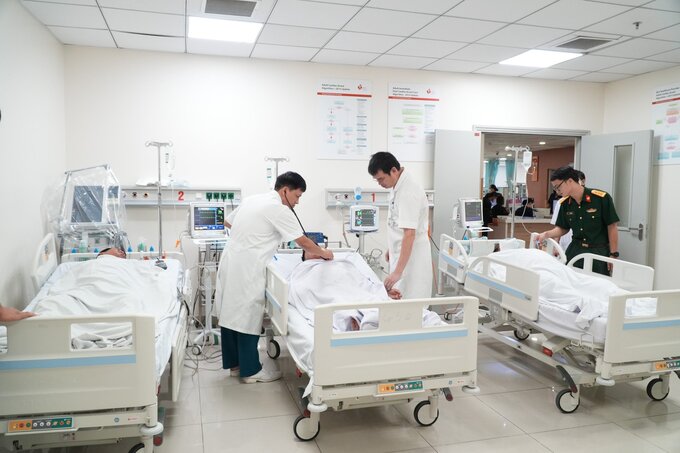 3 bệnh nhân được đưa vào khoa cấp cứu lưu để làm xét nghiệm và điều trị