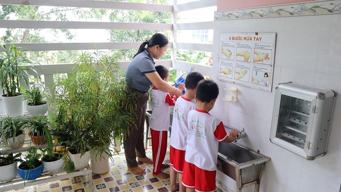 Giáo viên Trường mầm non Hoa Đào, TP Đồng Xoài hướng dẫn học sinh rửa tay phòng chống bệnh đau mắt đỏ. Ảnh: Binhphuoc.gov