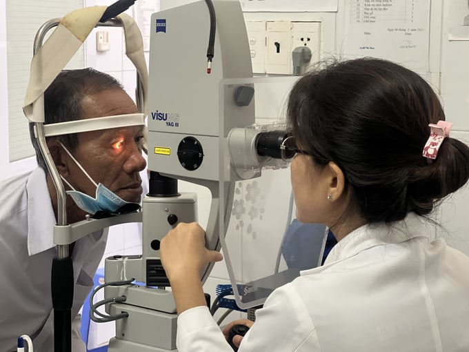 Bác sĩ khám bệnh đau mắt đỏ cho bệnh nhân tại Bệnh viện Đa khoa tỉnh Bình Dương