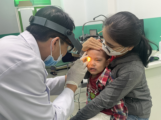 Bác sĩ khám cho bệnh nhi đau mắt dỏ tại Bệnh viện Đa khoa Medic Bình Dương