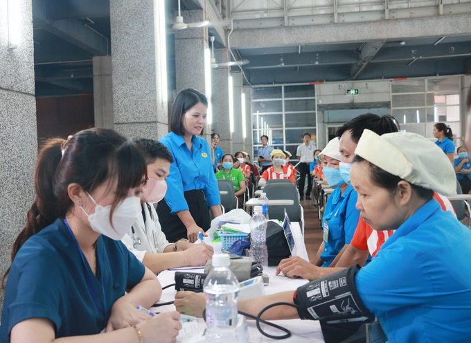 Công nhân, người lao động được nhân viên y tế Bệnh viện Đa khoa Tín Đức kiểm tra huyết áp