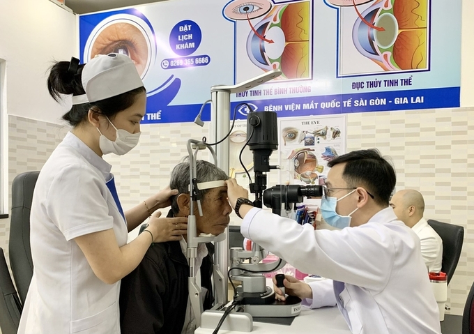 Khám mắt cho bệnh nhân tại Bệnh viện Mắt Quốc tế Sài Gòn - Gia Lai. Ảnh: Báo Gia Lai