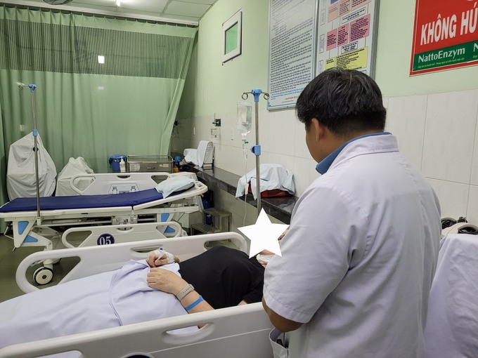 Bệnh nhân ngộ độc thực phẩm được điều trị tại Bệnh viện Đa khoa Vĩnh Đức. Ảnh: Báo Quảng Nam