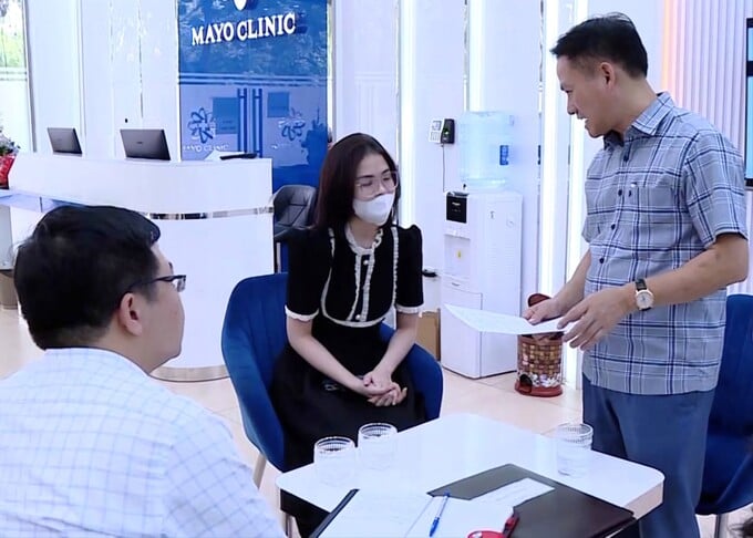 Đại diện Sở Y tế Thanh Hóa kiểm tra một cơ sở thẩm mỹ tại thành phố Thanh Hóa.