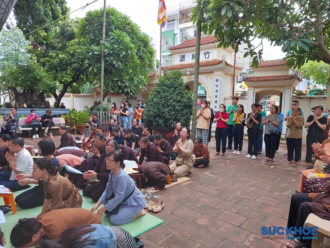 Mọi người cùng tụng kinh cầu nguyện cho các nạn nhân sớm được siêu thoát, về miền cực lạc