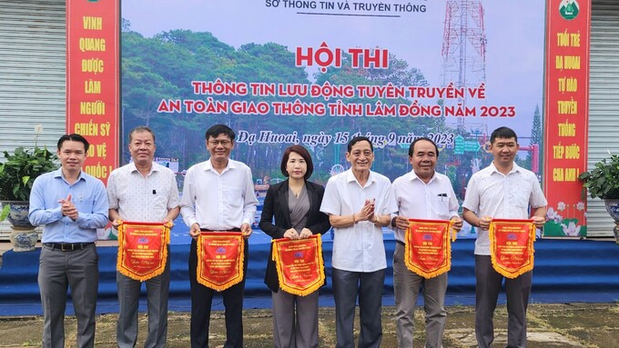 Ban tổ chức và lãnh đạo huyện Đạ Huoai trao cờ lưu niệm cho 6 đội thi xuất phát tại Đạ Huoai 