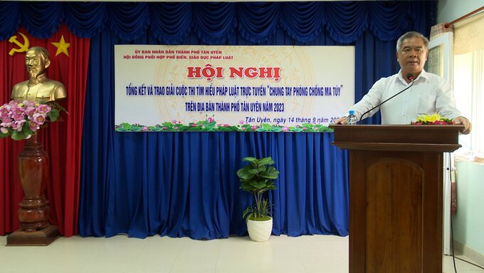 Ông Đoàn Hồng Tươi - Phó Bí thư Thành uỷ, Chủ tịch UBND thành phố Tân Uyên phát biểu tại hội nghị