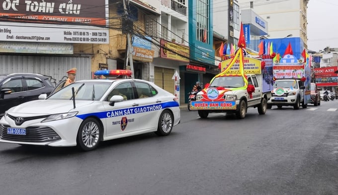 Đoàn xe lưu động diễu hành tuyên truyền trên đường phố Đà Lạt
