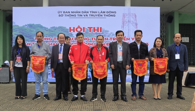 Ban tổ chức và lãnh đạo TP Đà Lạt trao cờ lưu niệm cho 6 đội thi xuất phát tại Đà Lạt