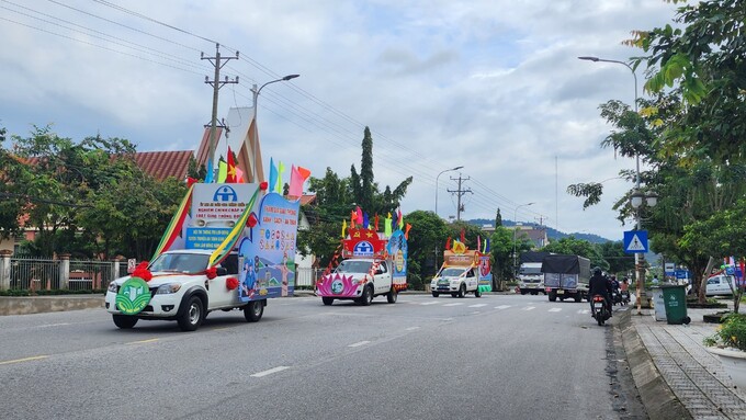Đoàn xe lưu động diễu hành tuyên truyền ở các huyện phía Nam