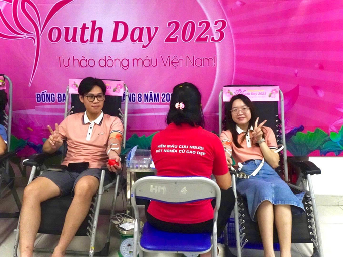 Hai bạn cùng tham gia hiến máu và nhận chứng nhận hiến máu đôi tại Youth Day 2023