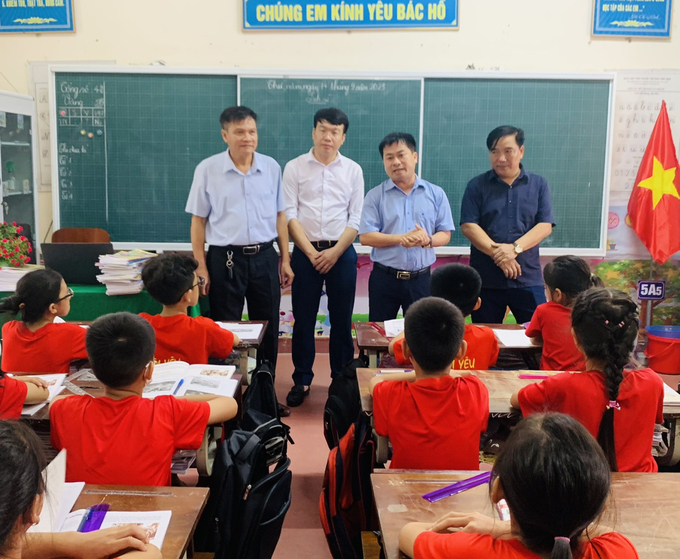 Giám đốc CDC Hà Tĩnh và Trung tâm Y tế huyện Hương Khê giám sát dịch đau mắt đỏ tại Trường Tiểu học thị trấn Hương Khê. Ảnh: Sở Y tế Hà Tĩnh