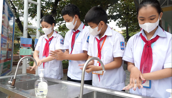 Các trường tăng cường hướng dẫn học sinh rửa tay bằng xà phòng để hạn chế nguồn lây bệnh đau mắt đỏ. Ảnh: Báo Quảng Bình