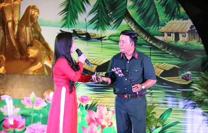 Song ca trích đoạn “nhánh lan rừng” của Trần Cường và Nguyễn Thị Minh Tuyền CLB phường Long Trường