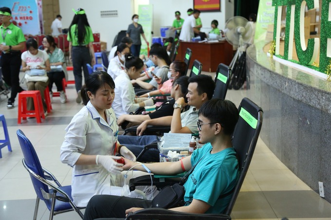 Trong 2 ngày các y, bác sỹ cùng các tình nguyện viên đều tất bật đón chào những người tham gia hiến máu